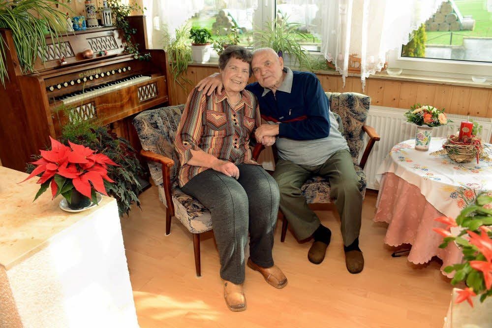 Annerose und Harry Stehfest nehmen sich zu ihrem 65. Hochzeitstag noch immer liebevoll in den Arm.