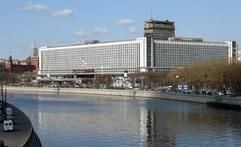 Wie eine endlose Wand aus Marmor und Glas erstreckt sich Europas größtes Hotel, das Rossija, mit seinen 3170 Zimmern am Moskwa-Fluss entlang in Richtung Roter Platz (Foto vom 12.04.2004). Dem Herbergs-Monster droht das Ende: Das 1967 fertig gestellte Hotel soll abgerissen werden. (Foto: dpa)