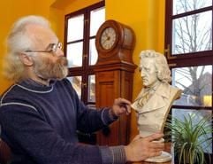 Museumsleiter Ulrich Hauer begutachtet im Haldensleber Museum (Ohrekreis) die Büste von Jacob Grimm. Im Hintergrund eine Standuhr von Jacob Grimm, die er bei all seinen Reisen mitgenommen hat. (Foto: dpa)