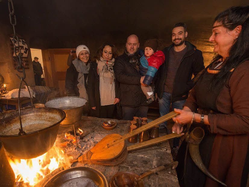 Leckeren Apfelpunsch und ebenso schmackhafte Zwiebelsuppe bereitete in der Schwarzen Küche Gaja von der Schalkensburg für die Gäste zu.