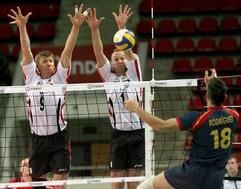 Die deutschen Volleyballer Stefan Hubner (l.) und Marcus Popp blocken den Ball gegen den spanischen Spieler Israel Rodriguez (r.). (Foto: dpa)