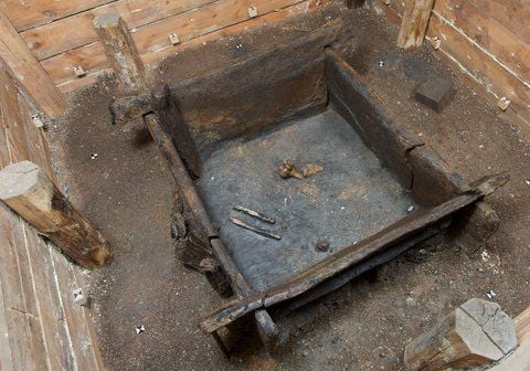 Die Aufsicht auf einen Kastenbrunnen im Landesmuseum für Vorgeschichte in Halle). (FOTO: DPA)