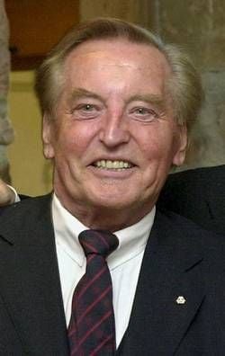 Gerhard Mayer-Vorfelder meinte zum TV-Rechte-Streit, dass man «prinzipiell alles diskutieren» müsse. (Foto: dpa)