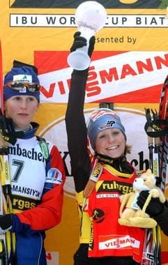 Die deutsche Biathletin Martina Glagow (r.) zeigt am Sonntag während der Siegeszeremonie nach dem 10 km-Verfolgungsrennen der Damen im Rahmen der Biathlon-Weltmeisterschaft im sibirischen Chanty Mansijsk lachend ihren Siegerpokal. (Foto: dpa)