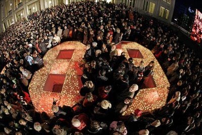 Tausende Leipziger entzünden mit Kerzen eine überdimensionale symbolische «89» am Freitag (09.10.2009) auf dem Augustusplatz in Leipzig. (FOTO: DPA)