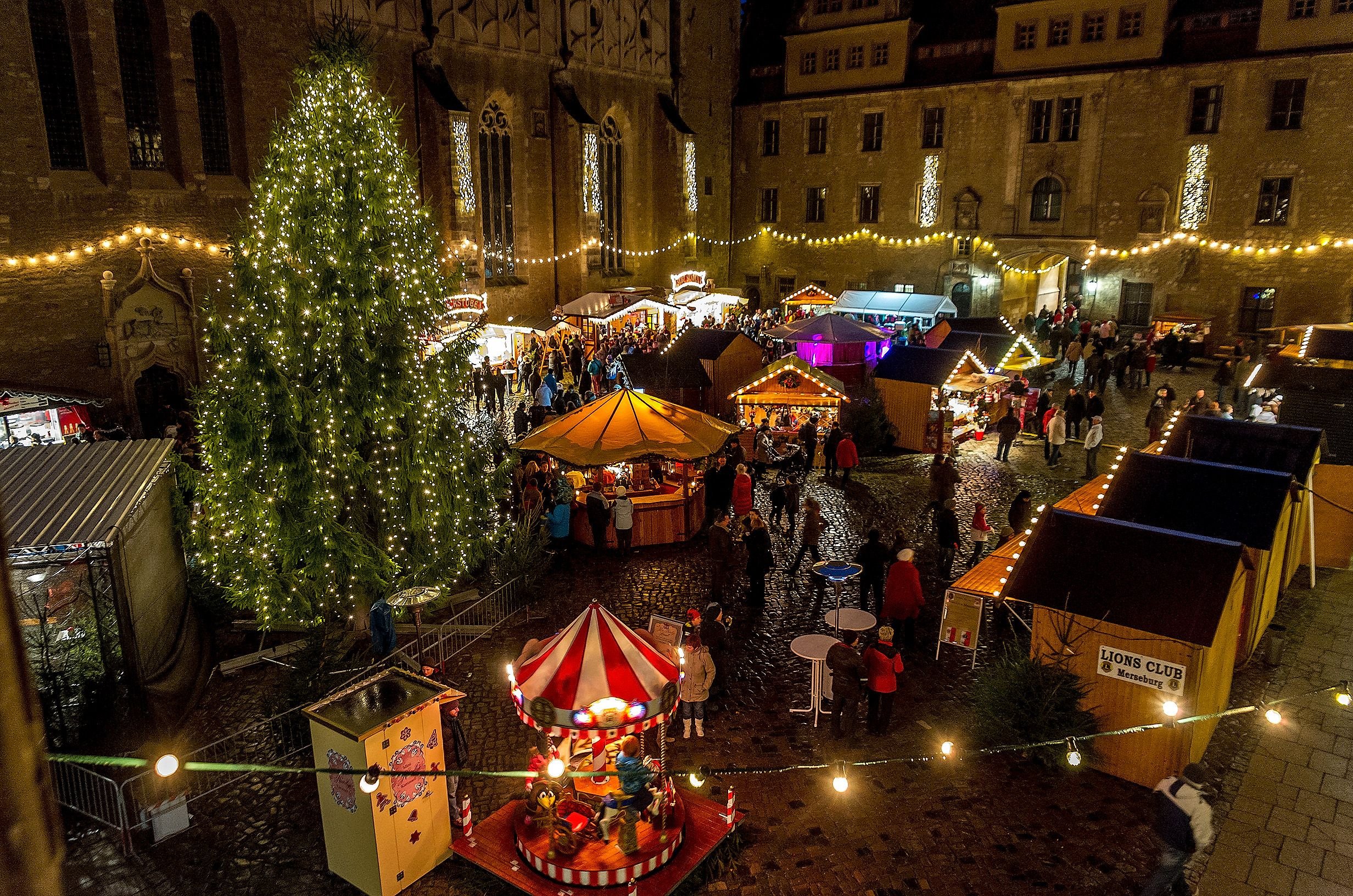 Blick auf den Weihnachtsmarkt im Schloßhof Merseburg.