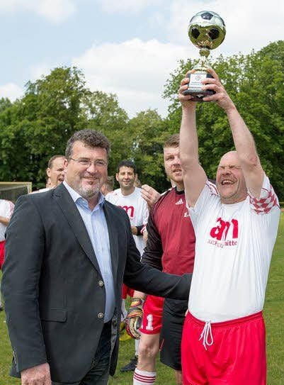 Da ist das Ding: Mario Pinkert vom KFV Anhalt übergibt das Objekt der Begierde an Jörg Hiltrop.