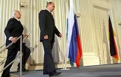 Bayerns Ministerpräsident Edmund Stoiber (l.) und der russische Präsident Wladimir Putin gehen in der Residenz in München für ein gemeinsames Statement auf die Bühne. (Foto: dpa)