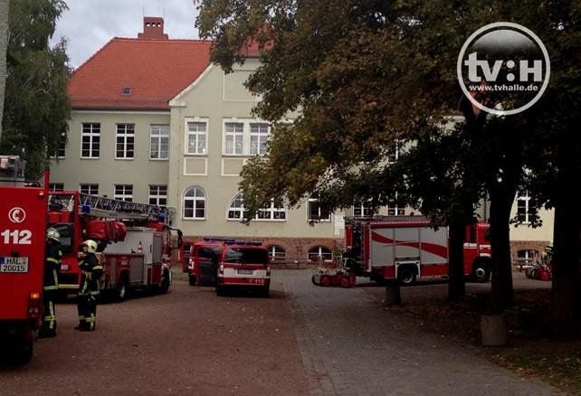 Die Feuerwehr evakuiert am Mittwochmittag die Grundschule Radewell in Halle-Ammendorf
