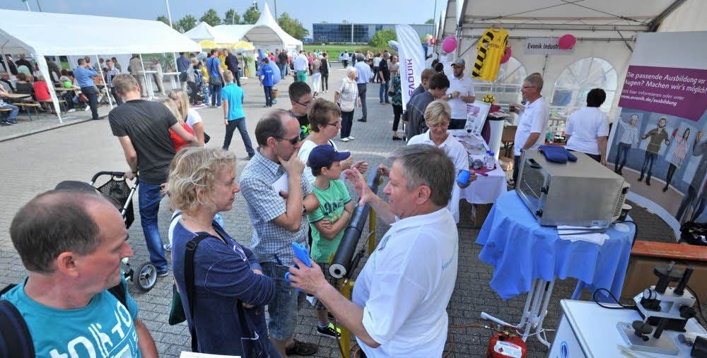 Der Ansturm an den Ständen, die sich vor dem Bitterfelder Kulturpalast präsentierten, war groß.