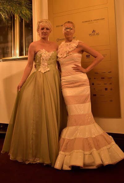 Die Schwendaerin Mandy Müller (l.) mit ihrem Model Maria Langer, die das von Müller designte Kleid trägt.