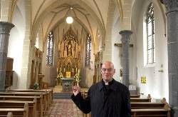 Pfarrer in der Kirche in Vettweiß-Sievernich, wo