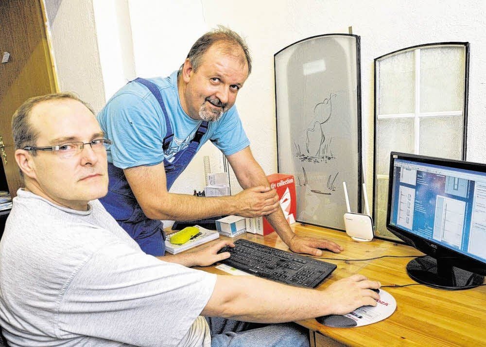 Systemadministrator Steffen Fiedler (links) und Frank Schaaf, Inhaber der Pobziger Firma Aller-Glas, hoffen inständig darauf, in dem Nienburger Ortsteil bald auf eine schnellere Internetverbindung zurückgreifen zu können.