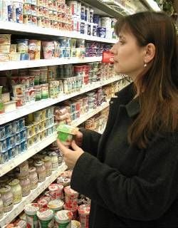 Kundin beim Einkauf im Supermarkt (Foto: dpa)