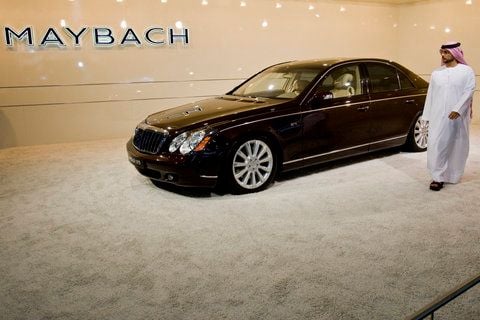 Ein Besucher geht auf der "Dubai International Motor Show" im Internationalen Kongress- und Messezentrum Dubai an einem Fahrzeug der Marke Maybach vorbei. (FOTO: DAPD)