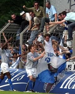 Die Bochumer Raymond Kalla, Paul Freier und Torschütze Thomas Christiansen (v.l.) feiern bei den Bochumer Fans den Treffer zum 1:2. (Foto: Tobias Heyer, dpa)