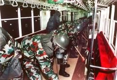 In Schutzanzügen reinigen Soldaten der japanischen Armee am 20. März 1995 einen U-Bahnzug, in dem von der Aum-Sekte bei einem Anschlag das hochgiftige Nervengas Sarin freigesetzt worden war. (Foto: dpa)