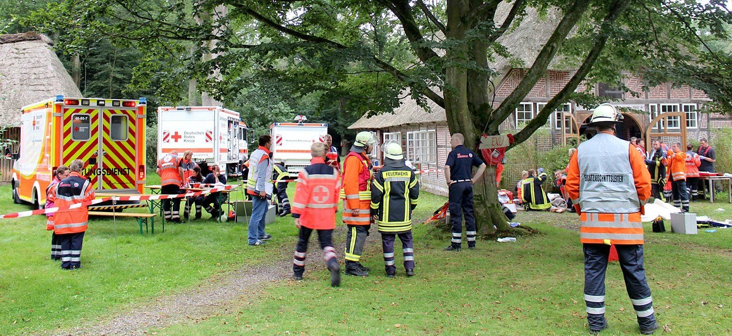 Etliche Feuerwehrmänner, Rettungskräfte und Rettungsfahrzeuge leisteten am Tagungszentrum in Handeloh (Niedersachsen) erste Hilfe.