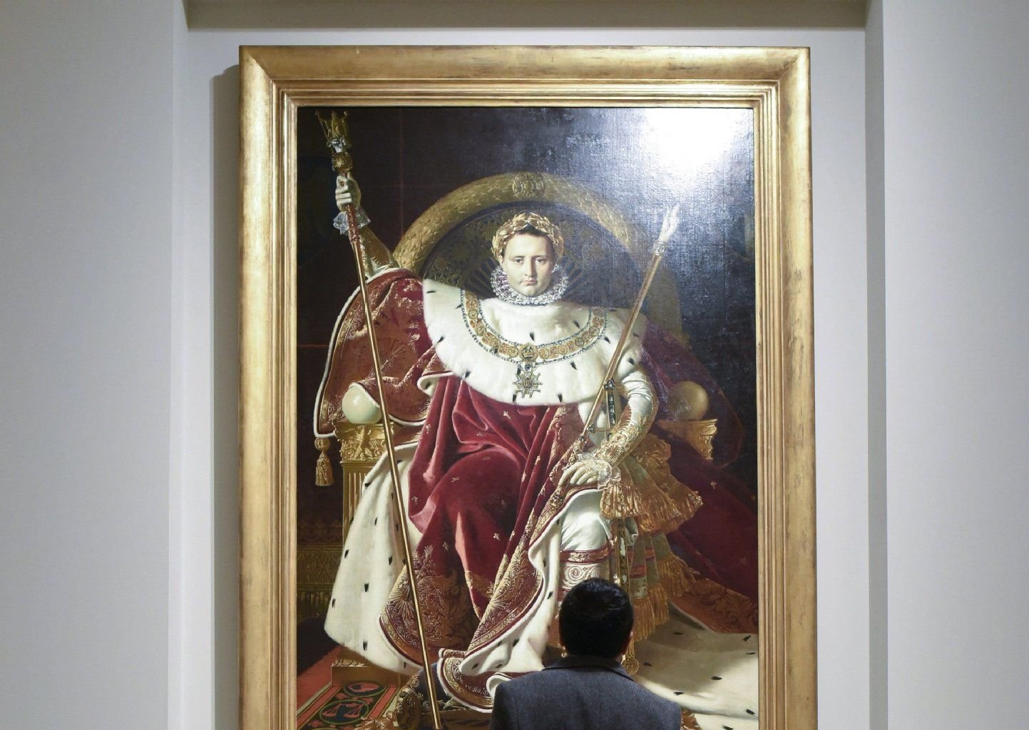 Ein Besucher betrachtet das Gemälde 'Emperor Napoleon' des französischen Malers Auguste-Dominique Ingres.
