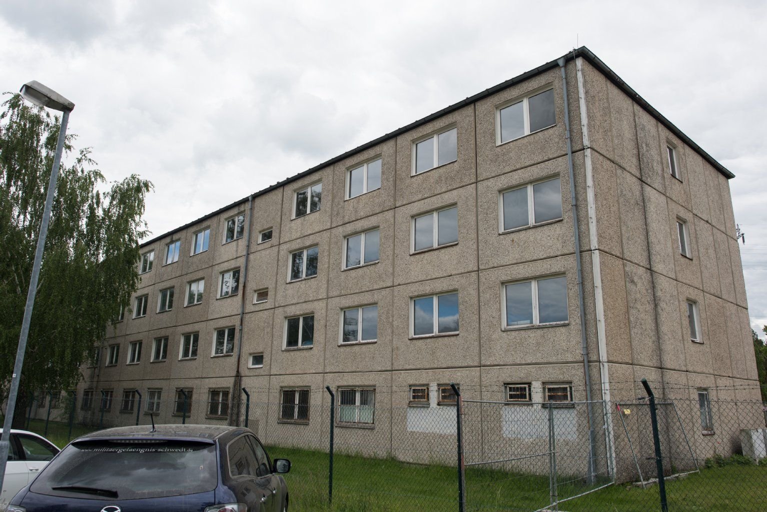 Dieser Plattenbau in Schwedt (Brandenburg) gehörte zum ehemaligen DDR-Militärgefängnis.