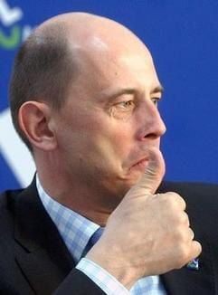 Den „Siegerdaumen“ zeigt Wolfgang Tiefensee. (Foto: dpa)