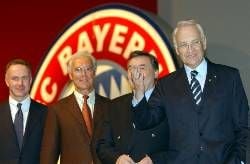 Karl-Heinz Rummenigge (vl), Franz Beckenbauer,