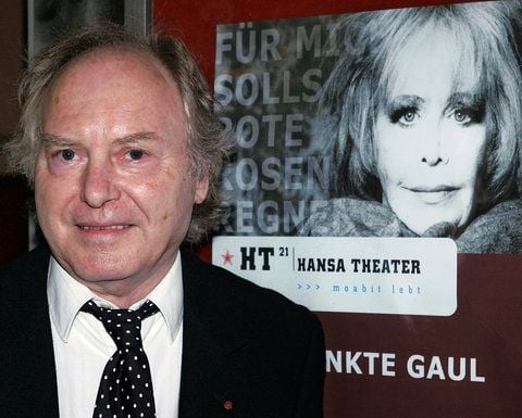 Paul Rudolf Freiherr von Schell zu Bauschlott, Witwer der 2002 verstorbenen Schauspielerin und Sängerin Hildegard Knef, steht im Oktober 2005 vor der Premiere des Theater-Musicals «Der geschenkte Gaul» im Hansa-Theater in Berlin vor einem Plakat. (ARCHIVFOTO: DPA)