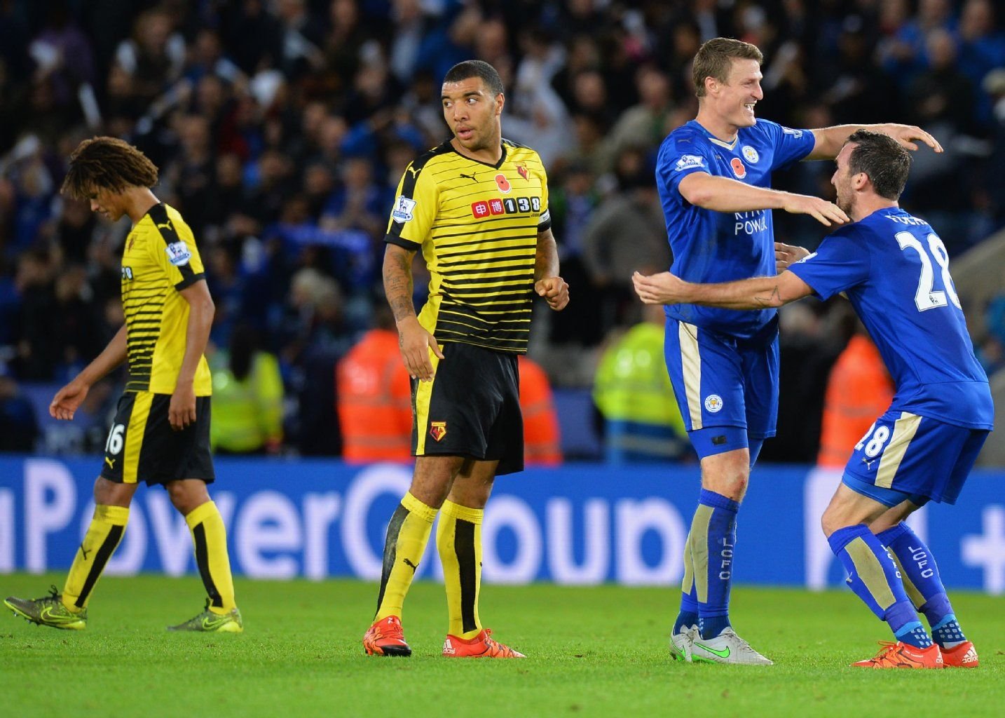Robert Huth (2. v. r.) und Christian Fuchs (r.) gehören ebenfalls zum Erfolgsgebilde von Leicester City