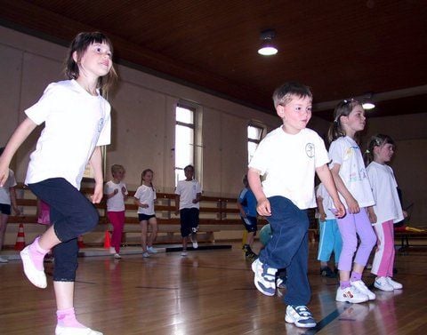 Jetzt hat auch die SG 1919 Trebitz einen. Im neu gegründeten Kinderturnclub, es ist der 48. im Land Sachsen-Anhalt, können die Jüngsten ihre sportlichen Fähigkeiten austesten und erweitern. (FOTO: ANDREAS RICHTER)