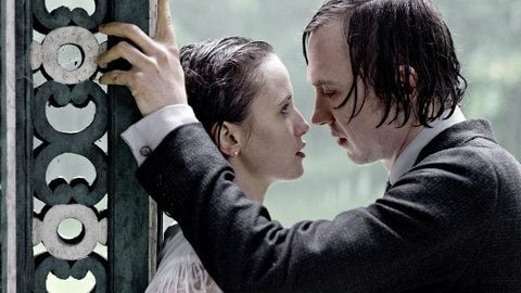 Peri Baumeister als Grete Trakl ist in einer Szene des Kinofilms «Tabu - Es ist die Seele ... ein Fremdes auf Erden» ist die Muse ihres Bruders Georg (Lars Eidinger, undatierte Filmszene). (FOTO: CAMINO FILMVERLEIH)