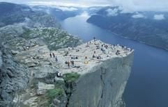 Spektakulärer Höhepunkt des Lysefjords - die Kanzel des Preikestolen ist 604 Meter hoch, sie gilt als der meistfotografierte Fels Norwegens. (Foto: dpa)