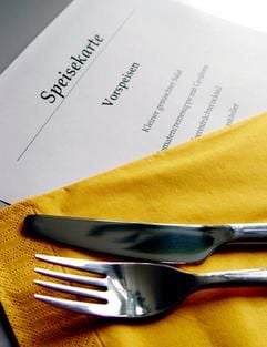 Mehr Schein als Sein - wenn die versprochene Auswahl im Hotelrestaurant ständig nur stark reduziert zur Verfügung steht, ist dies auf jeden Fall Anlass zur Reklamation. (Foto: dpa)