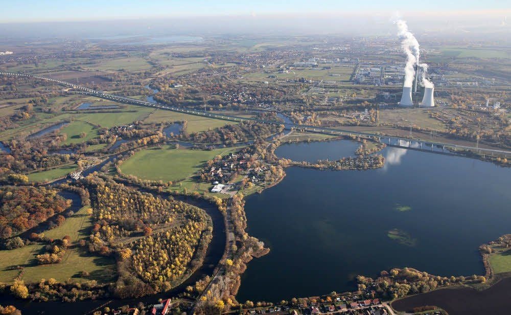 Die 8,5 Kilometer lange Saale-Elster-Talbrücke im Süden Halles wurde in der Aue auf 216 Pfeilern gebaut.