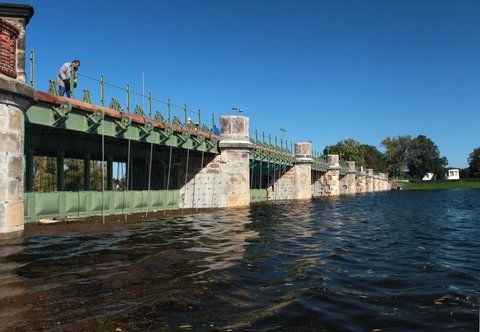 Am Pretziener Wehr stand Anfang Oktober das Hochwasser im Umflutkanal in Pretzien (Salzlandkreis). Die Anlage dient dem Hochwasserschutz der Städte Magdeburg und Schönebeck und ist knapp 163 Meter lang. (FOTO: ARCHIV)