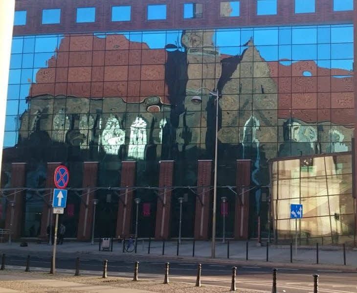 Die Geschichte von Wrocław (Breslau), hier die Dominikanerkirche, spiegelt sich in den neuen Fassaden.