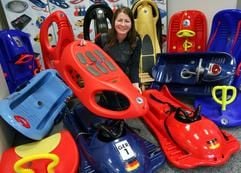 Im Musterzimmer der KHW GmbH in Geschwenda präsentiert die Vertriebsmitarbeiterin Diana Schneider am 14.12.2006 einen Teil der Produktpalette an Kunststoff-Rodeln. (Foto: dpa)