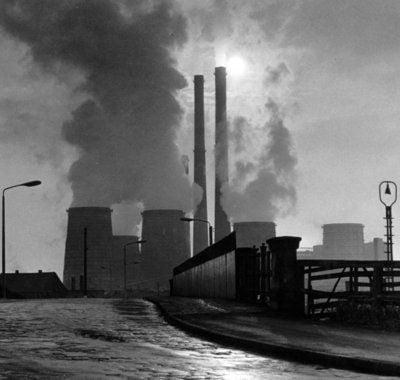 Das Foto von 1970 zeigt, wie Wolken aus den Kühltürmen in den dunstigen Himmel über dem Chemiekombinat Bitterfeld steigen. (FOTO: DPA)