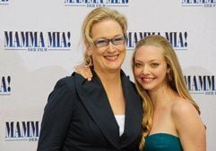 Die Schauspielerinnen Meryl Streep (l.) und Amanda Seyfried posieren am 3. Juli in Berlin während eines Fototermins zum Film «Mamma Mia». (Foto: dpa)
