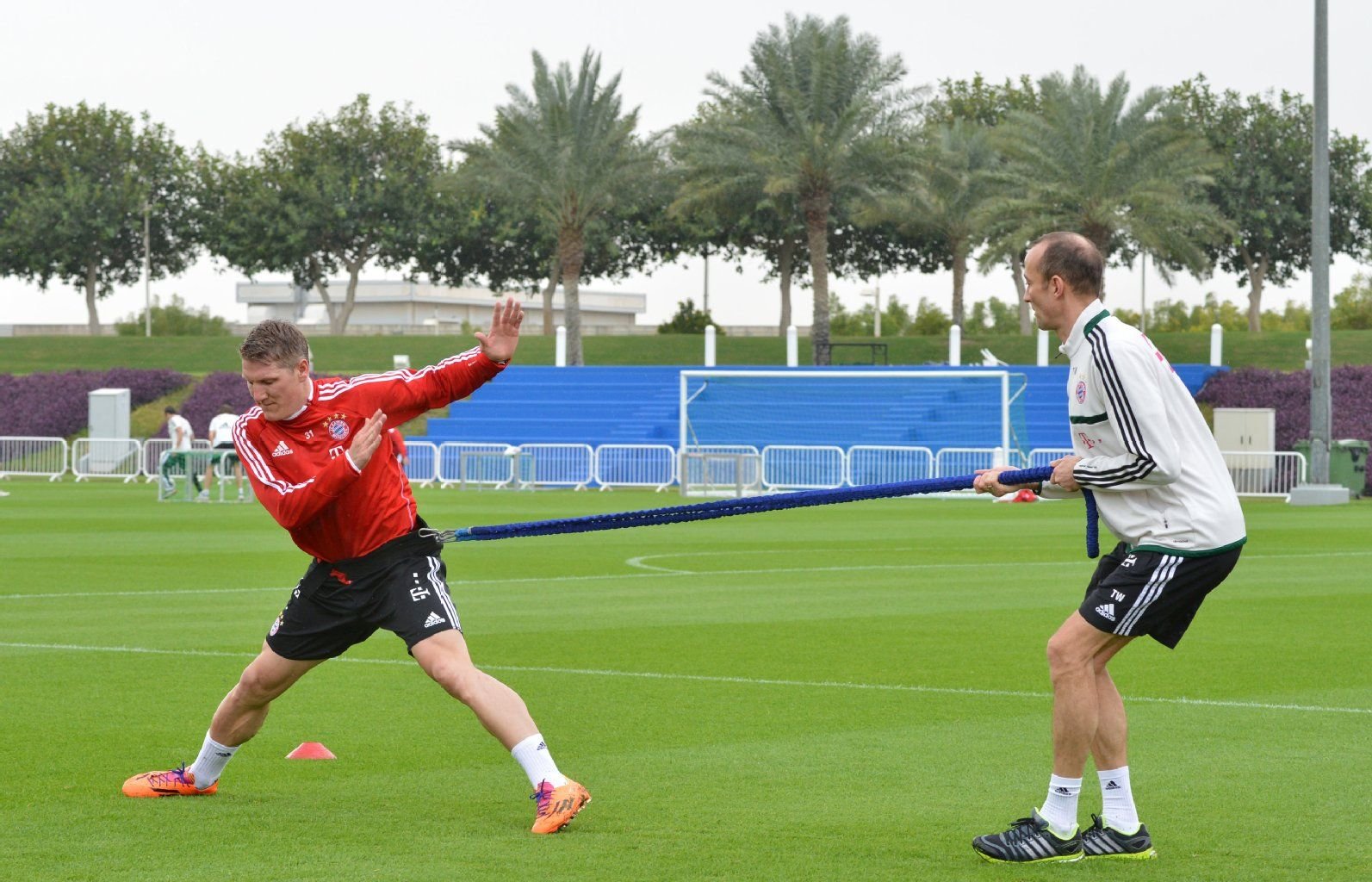 Bastian Schweinsteiger (l) vom FC Bayern München trainiert in Doha (Katar) mit dem Rehatrainer Thomas Wilhelmi auf dem Trainingsplatz.