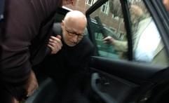 Der Maler Jörg Immerdorff steigt am Dienstag (20.07.2004) vor dem Landgericht in Düsseldorf gestützt von zwei Helfern aus seinem Wagen. (Foto: dpa)