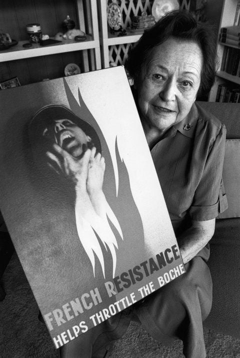 Die australische Widerstandskämpferin Nancy Wake zeigt ein Plakat der französischen Widerstandsbewegung in die Kamera. (FOTO: AFP)