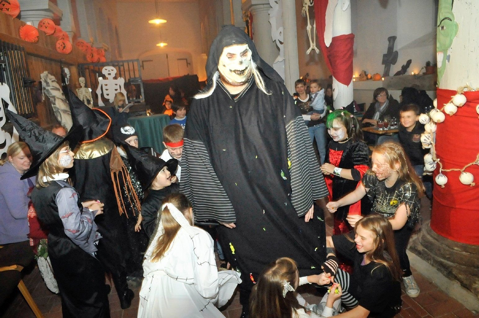 Das Bonbonmonster wird im Marstall des Schlosses wohl auch dieses Jahr wieder Federn oder vielmehr Bonbons lassen müssen.