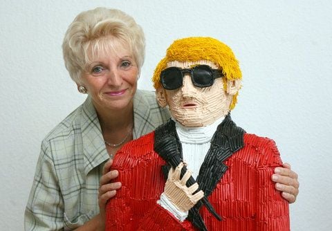 Monika Veith posiert neben ihrer Heino-Figur, die sie aus Nudeln geschaffen hat, um damit ins Guinness Buch der Rekorde in der Kategorie «Kuriose Hobbys» zu gelangen. (FOTO: DPA)