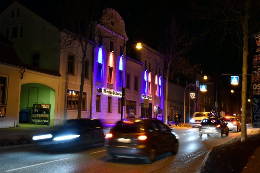 Während der Veranstaltungen wird das Weißenfelser Kulturhaus in buntes Licht getaucht.