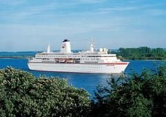 Für viele der Luxusdampfer schlechthin - die "MSDeutschland" dient als mondäne Kulisse für die Fernsehserie "DasTraumschiff", nimmt aber neben Schauspielern auch Touristen an Bord. (Foto: Peter Deilmann Reederei/dpa/gms)