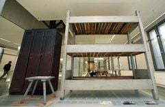 Schränke, ein Schemel aus der Tischler-Werkstatt des KZ Sachsenhausen und ein dreistöckiges Häftlingsbett stehen in der ehemaligen Häftlingsküche der KZ-Gedenkstätte Sachsenhausen. (Foto: dpa)
