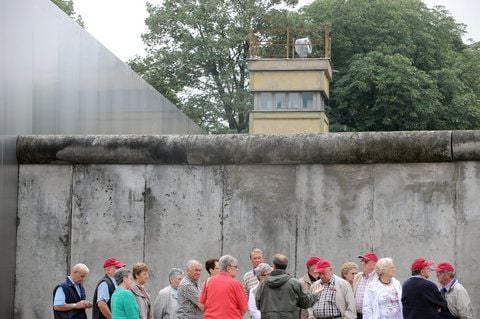 Eine Besuchergruppe steht an der Gedenkstätte Berliner Mauer in der Bernauer Straße in Berlin. Knapp zwei Drittel der Deutschen (61 Prozent) haben laut einer Umfrage noch nie eine Gedenkstätte zum Mauerbau besucht.