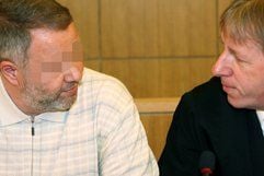 Der Angeklagte Egidius S. (l.) sitzt am Donnerstag im Landgericht in Aachen neben seinem Verteidiger Rainer Dietz (r). (Foto: dpa)