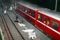 Beweismaterial wird am Mittwoch (09.07.2003) am Zug der U1 in Nürnberg-Langwasser gesichert. (Foto: dpa)