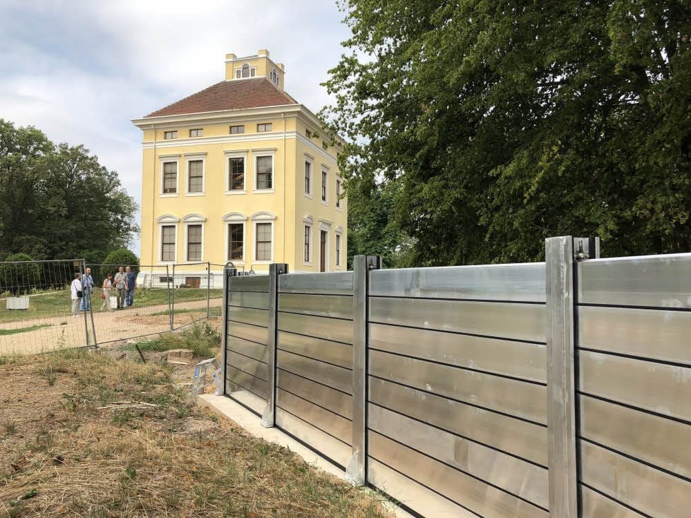 Das Luisium wird künftig besser vor Hochwasser geschützt. Am Dienstag ist an der Deichscharte nahe des Schlosses probehalber eine mobile Hochwasserschutzwand aufgebaut worden. Diese wird wie auch die Elemente der anderen beiden Deichscharten eingelagert und nur im Notfall aufgebaut.